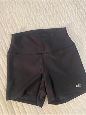 Alo Yoga S shorts excellent condition